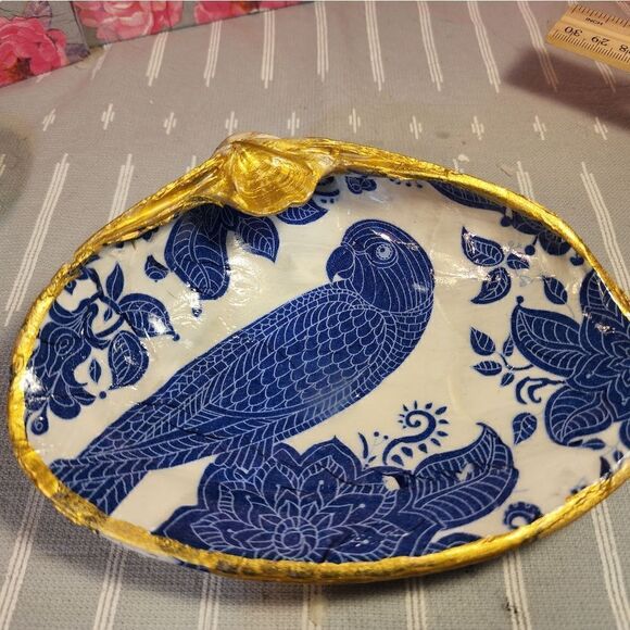 DECOUPAGE CLAM SHELL DECOUPAGE BLUE BIRD ON A CLAM SHELL TRINKET DISH - Picture 4 of 10
